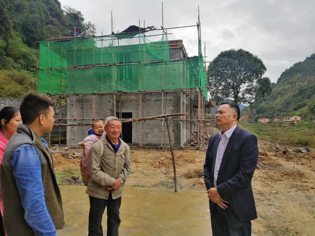 張武曉副書(shū)記實(shí)地查看村衛生室建設情況