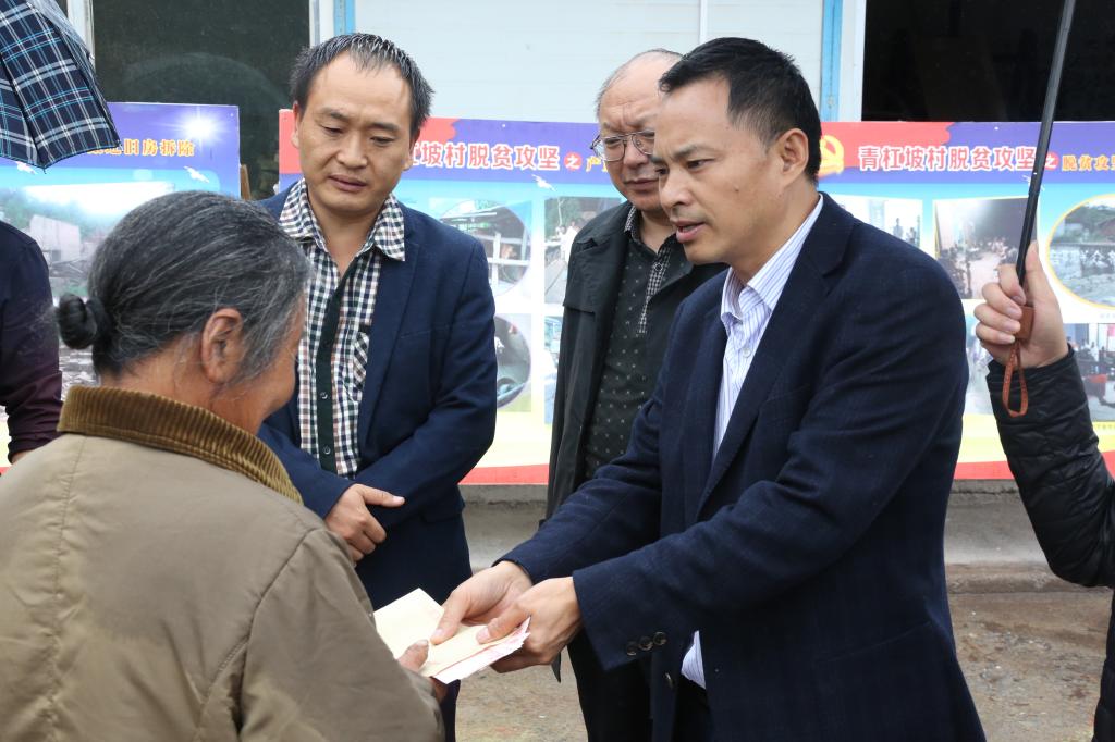 走訪(fǎng)慰問(wèn)因災返貧的趙及剛家