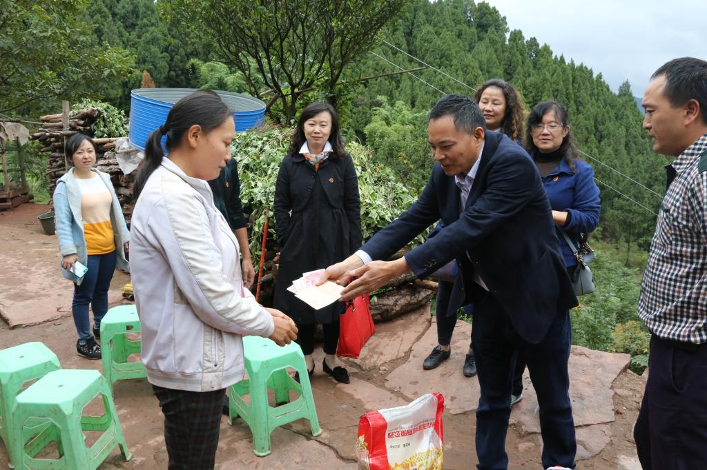 張武曉帶隊深入貧困戶(hù)開(kāi)展慰問(wèn)活動(dòng)